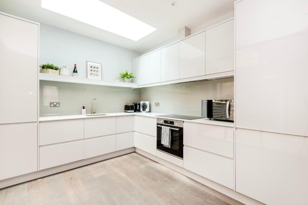 Апартаменты Modern House In South Kensington Лондон Экстерьер фото